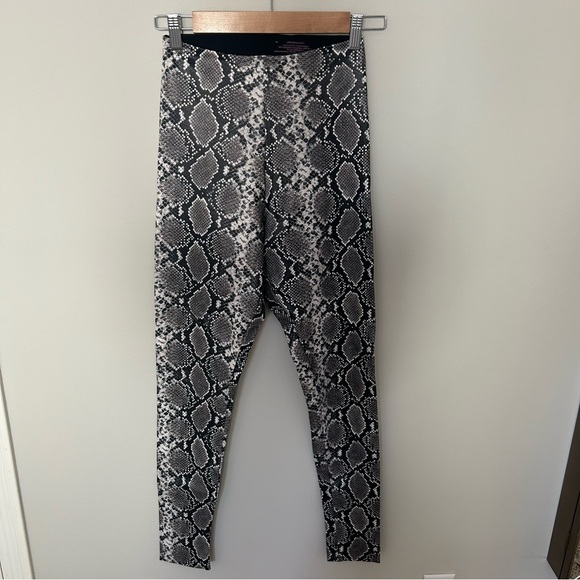 Women's Commando Faux Leather Animal Legging in Snakeskin Size Medium - Picture 2 of 6